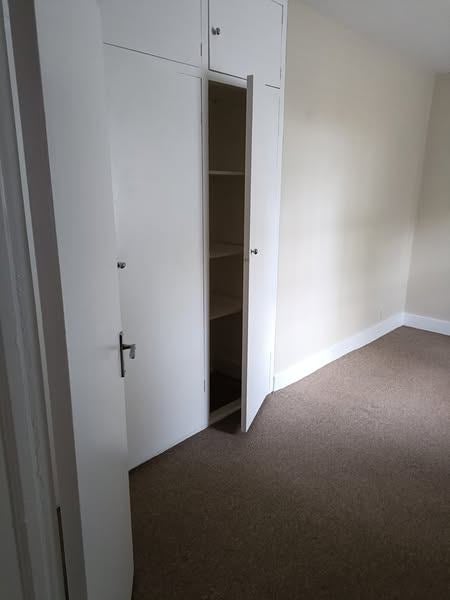 Flat Mount Ephraim Road in Greater London