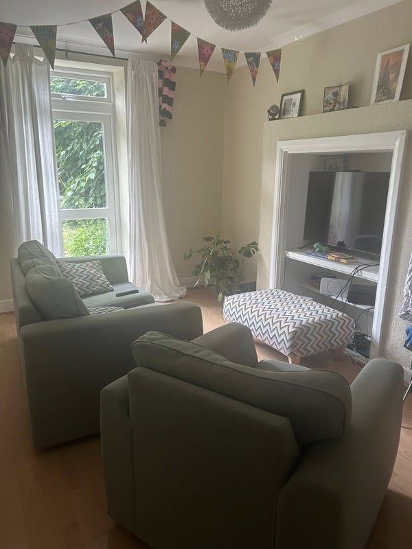 Flat Mount Ephraim Road in Greater London