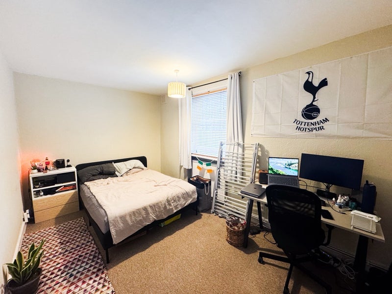 Flat Mount Ephraim Road in Greater London