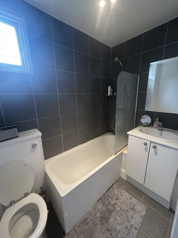 Flat Mount Ephraim Road in Greater London