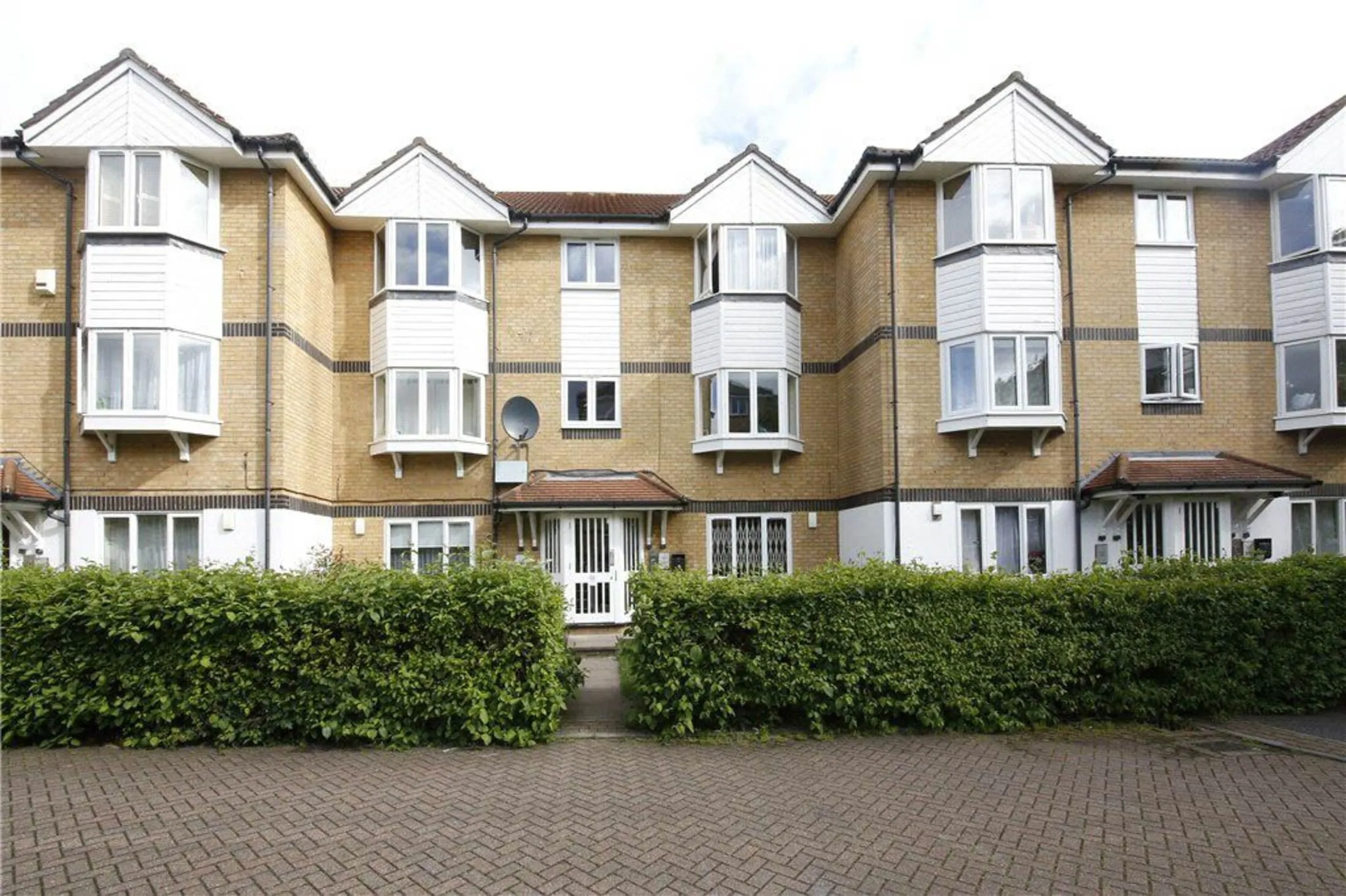 Flat Sheppard Drive in Greater London
