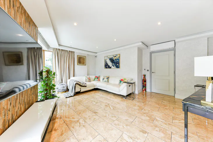 Flat Hansel Road in Greater London