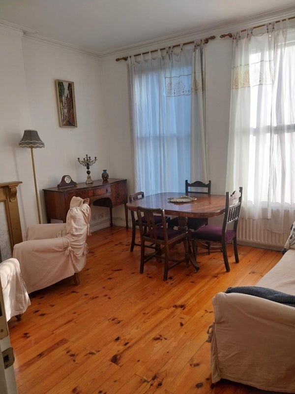 Room Earl's Court Road in Greater London