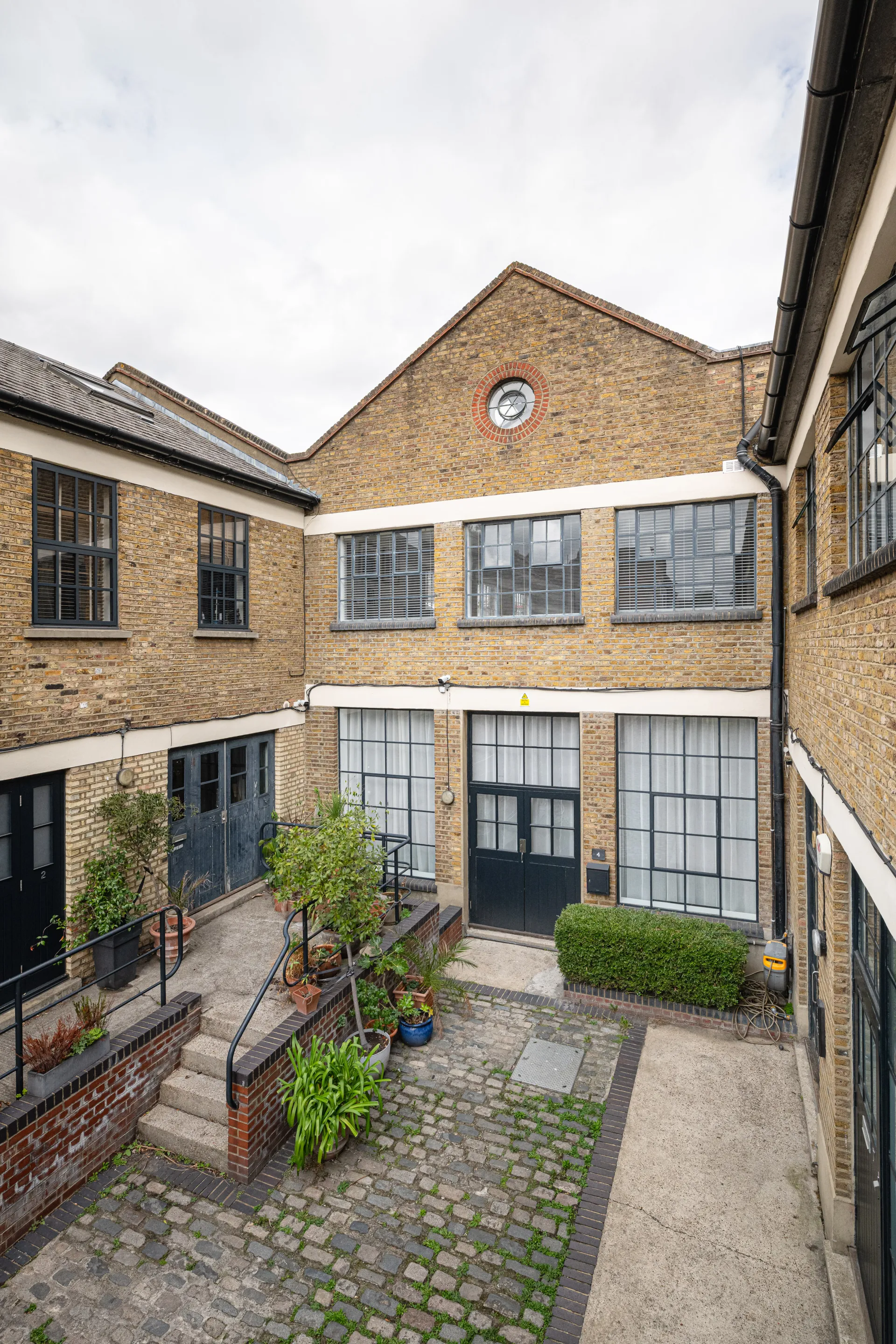 Flat Mount Pleasant Hill in Greater London