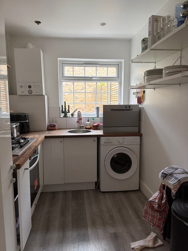 Room Waveney Avenue in Greater London