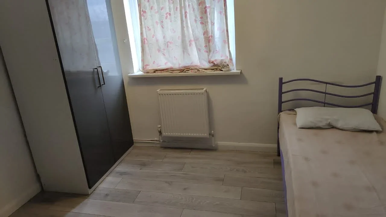 Room Kettering Road in Greater London