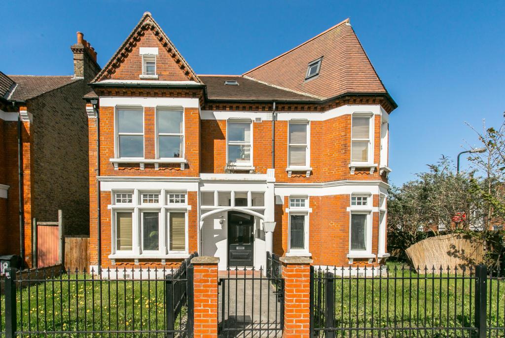 Flat Wavertree Road in Greater London