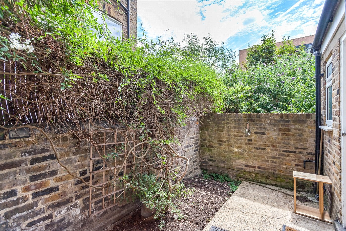 Flat Crossley Street in Greater London
