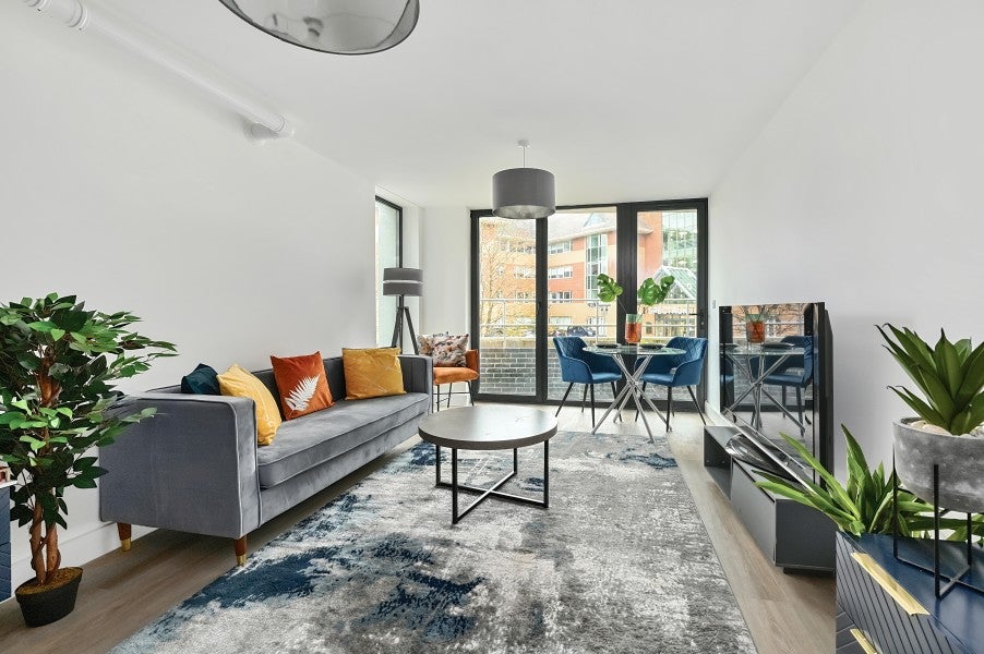 Flat Farnborough Road in Rushmoor