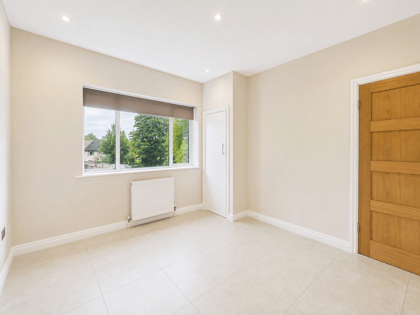 Flat Rochester Gardens in Greater London