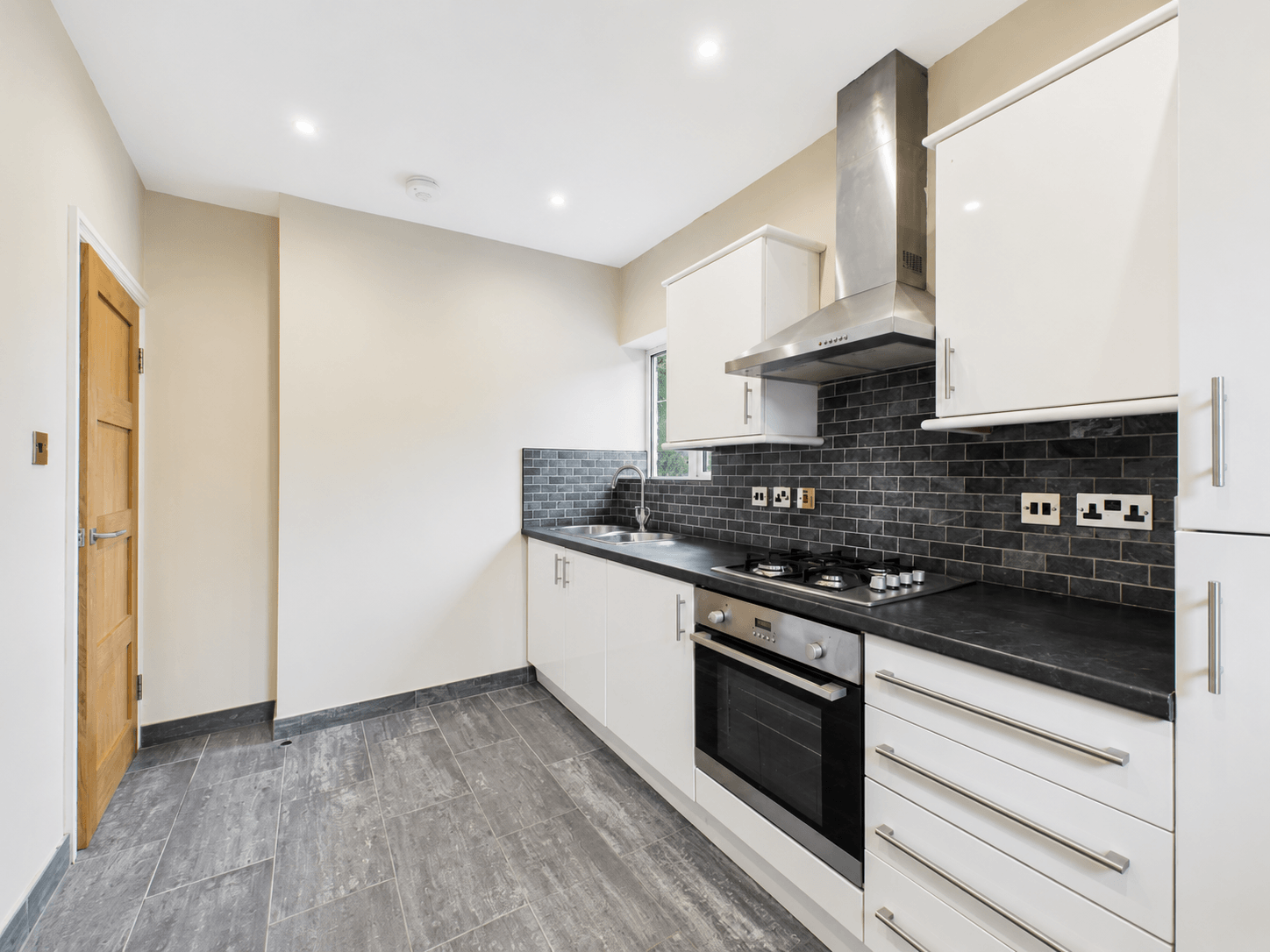 Flat Rochester Gardens in Greater London