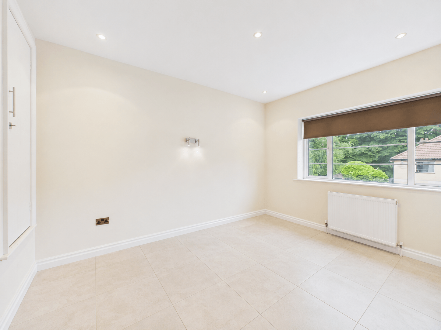 Flat Rochester Gardens in Greater London