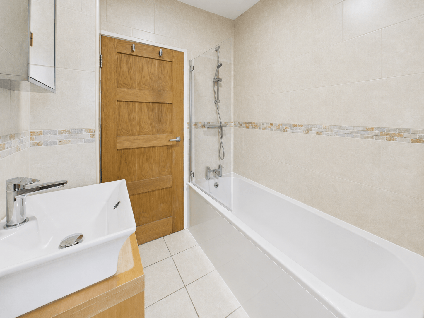 Flat Rochester Gardens in Greater London