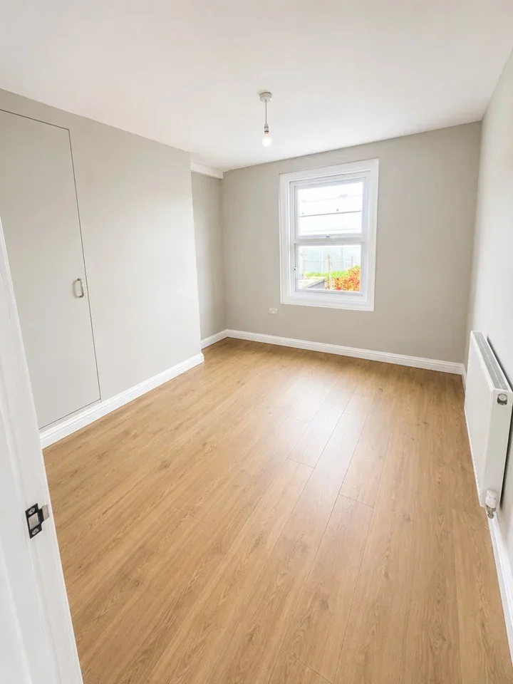 Flat Hermitage Road in Greater London