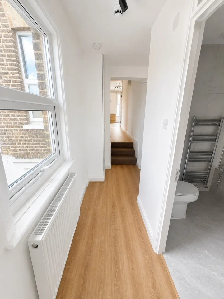 Flat Hermitage Road in Greater London