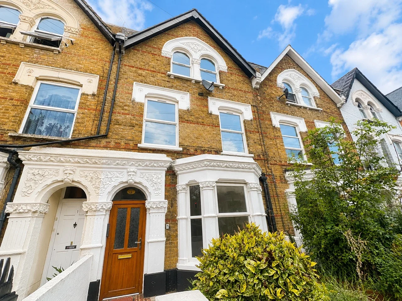Flat Hermitage Road in Greater London