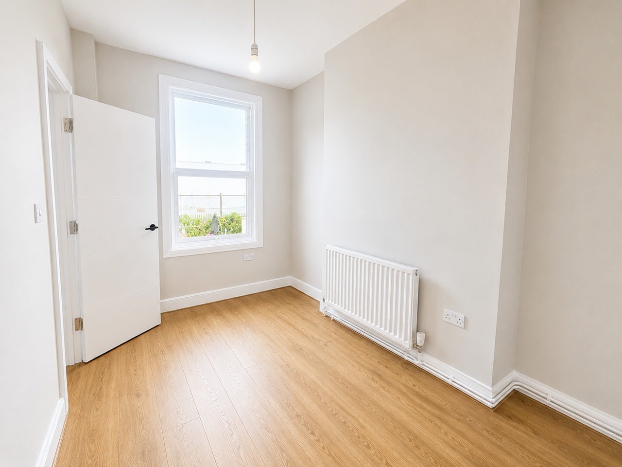 Flat Hermitage Road in Greater London