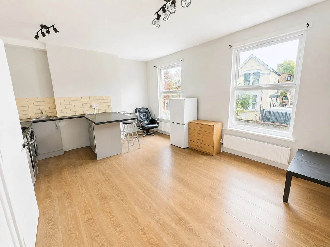Flat Hermitage Road in Greater London