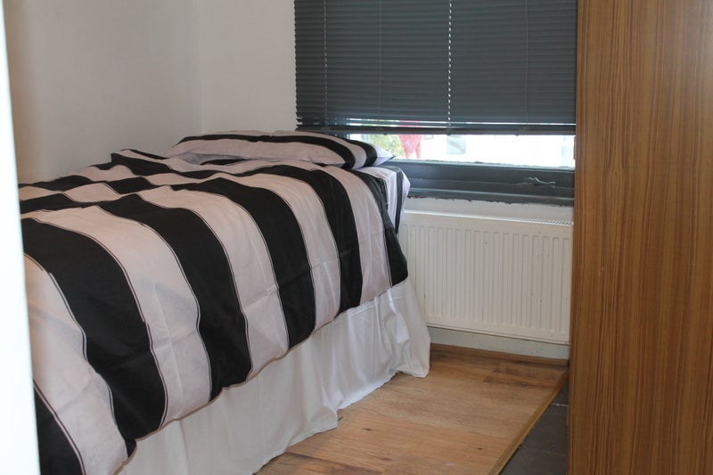 Room Lowden Road in Greater London