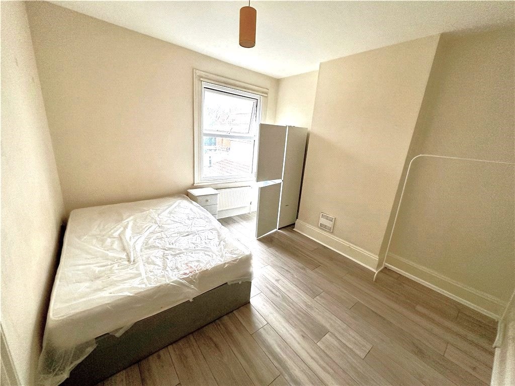 Room Maybury Road in Woking