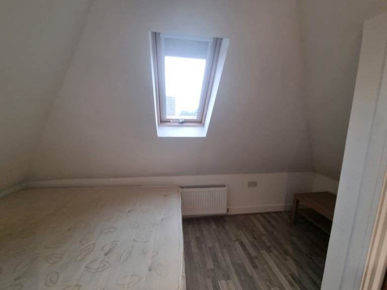 Flat Bryony Road in Greater London