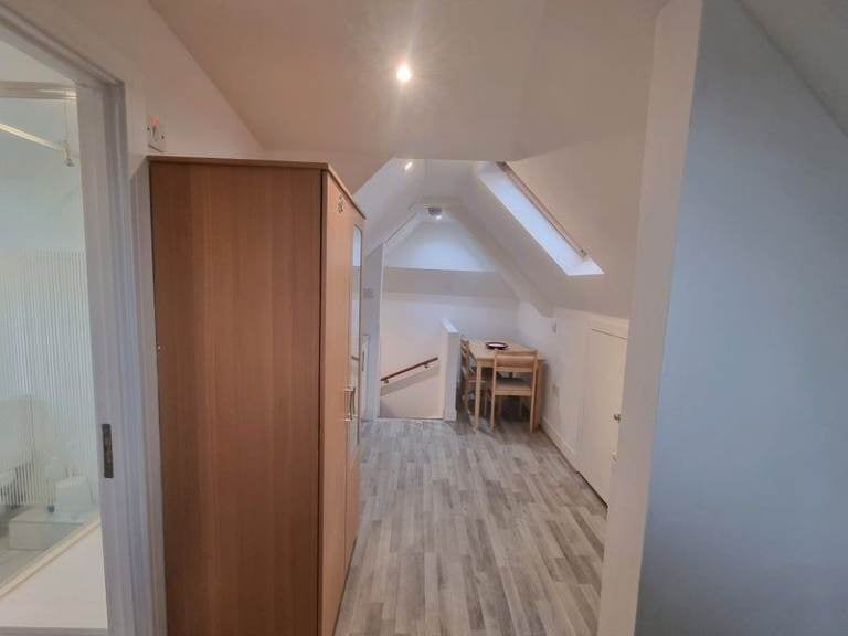 Flat Bryony Road in Greater London