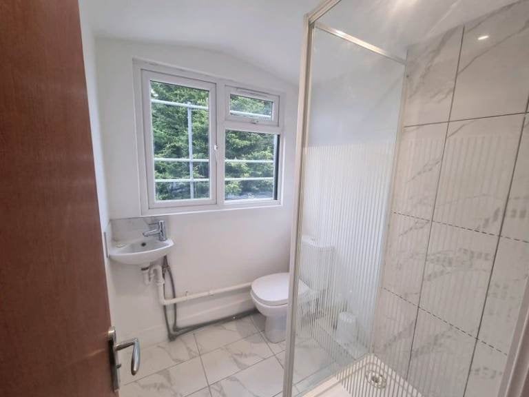 Flat Bryony Road in Greater London