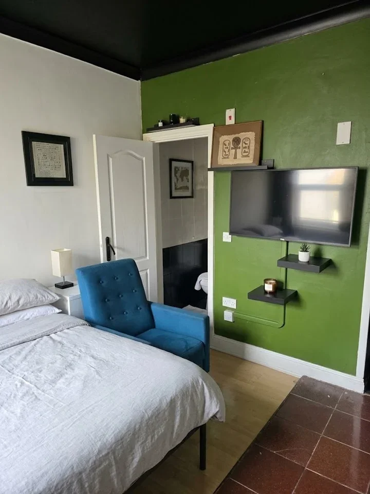 Room The Vale in Greater London