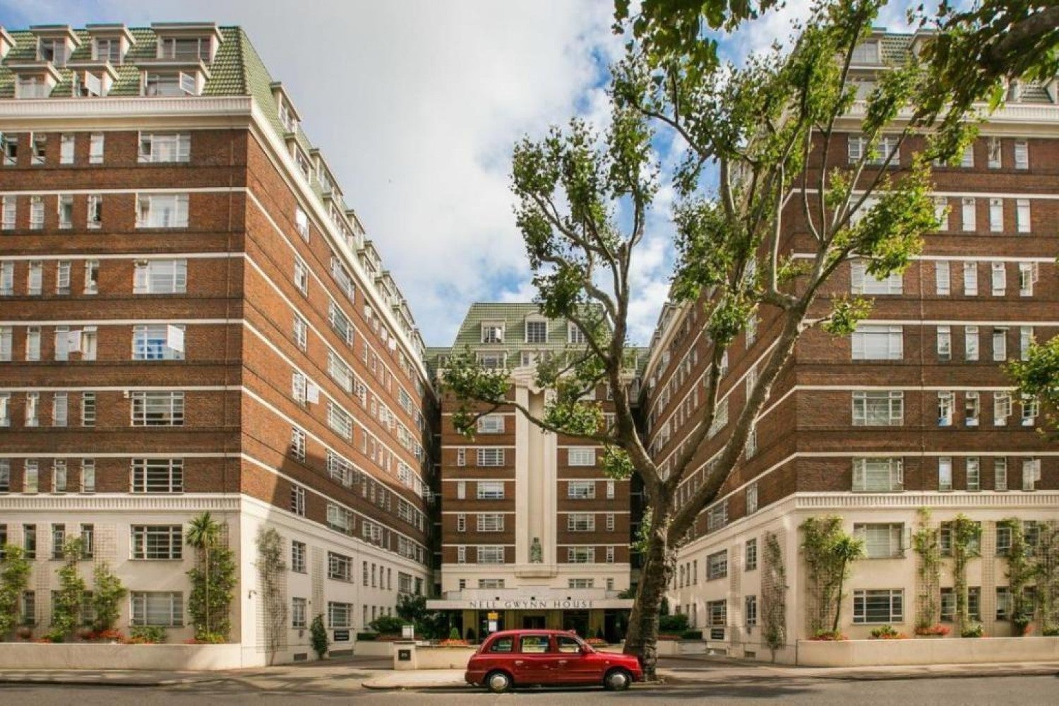 Flat Sloane Avenue in Greater London