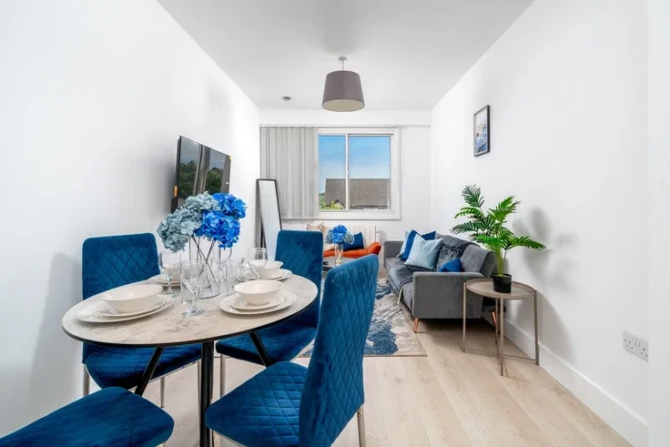 Flat Marlborough Crescent in Greater London