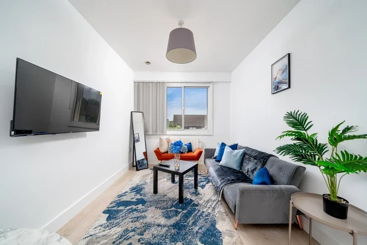 Flat Marlborough Crescent in Greater London