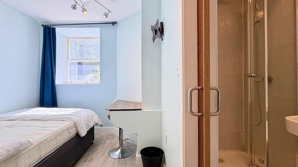 Room Camden Road in Greater London