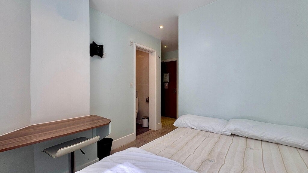 Room Camden Road in Greater London