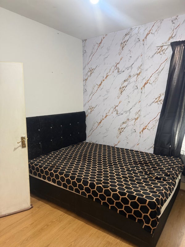 Room High Street North in Greater London