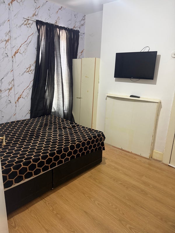Room High Street North in Greater London