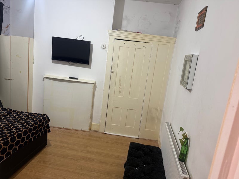 Room High Street North in Greater London
