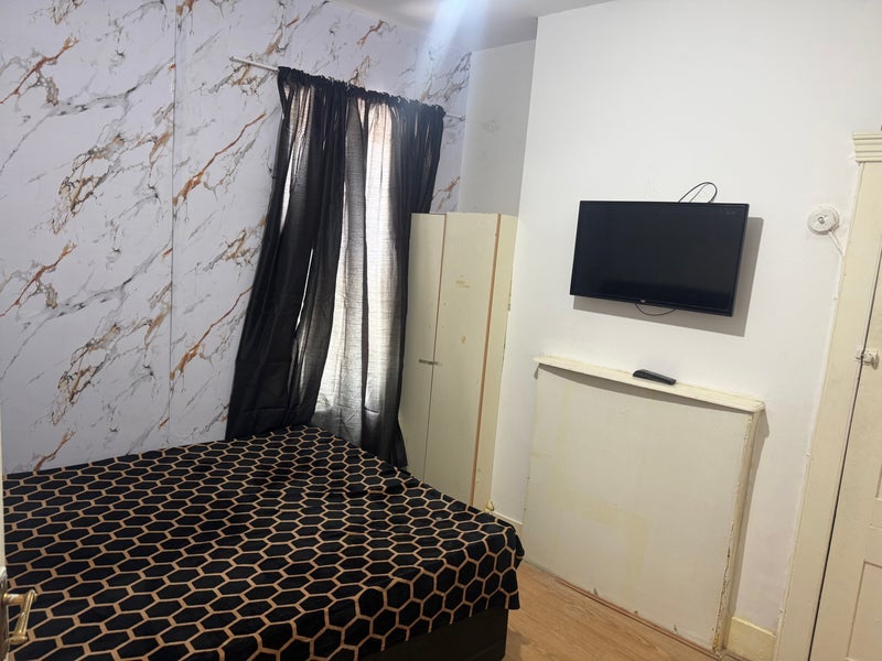 Room High Street North in Greater London