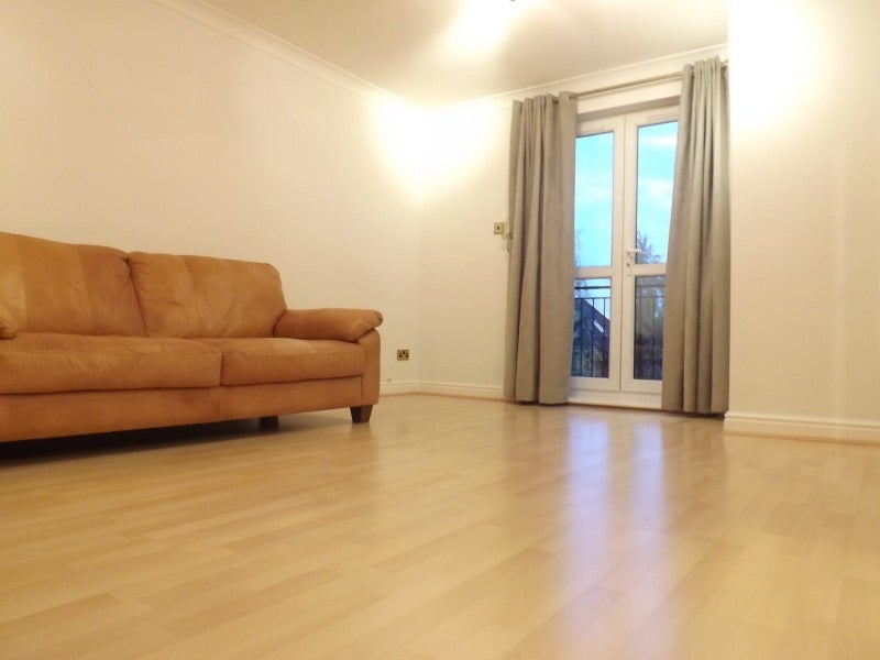 Flat Doncel Crescent in Greater London
