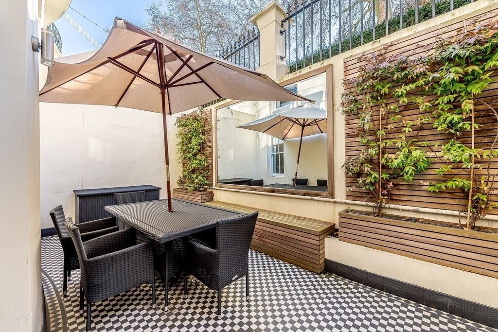 Flat Kensington Gardens Square in City of Westminster