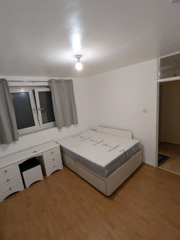 Room Grove Street in Greater London