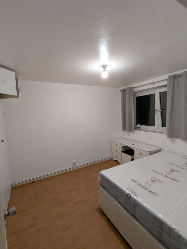 Room Grove Street in Greater London