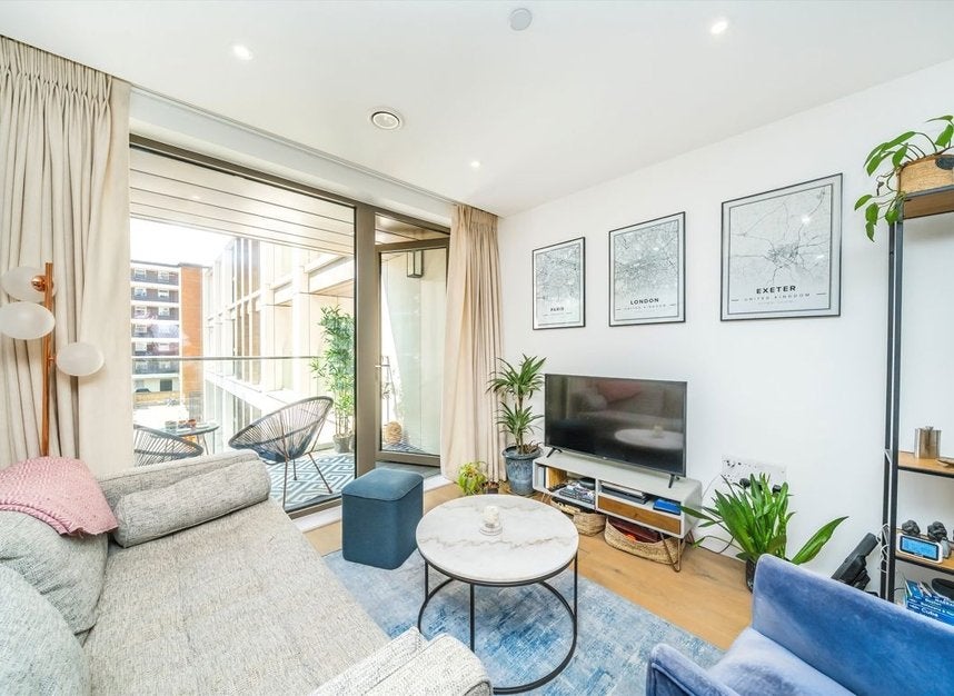 Flat Upper Richmond Road in Greater London