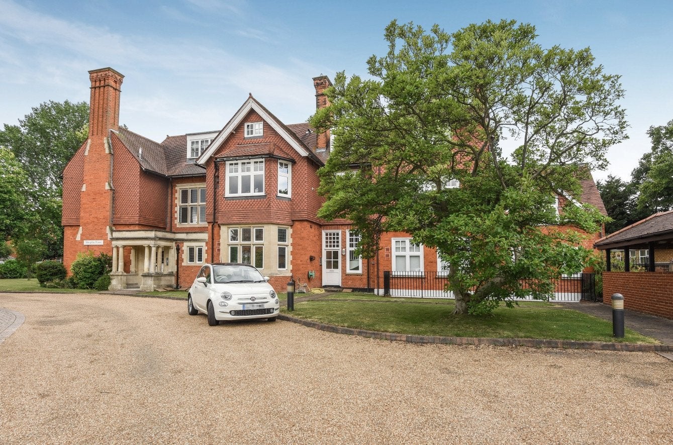 Flat Freelands Road in Greater London