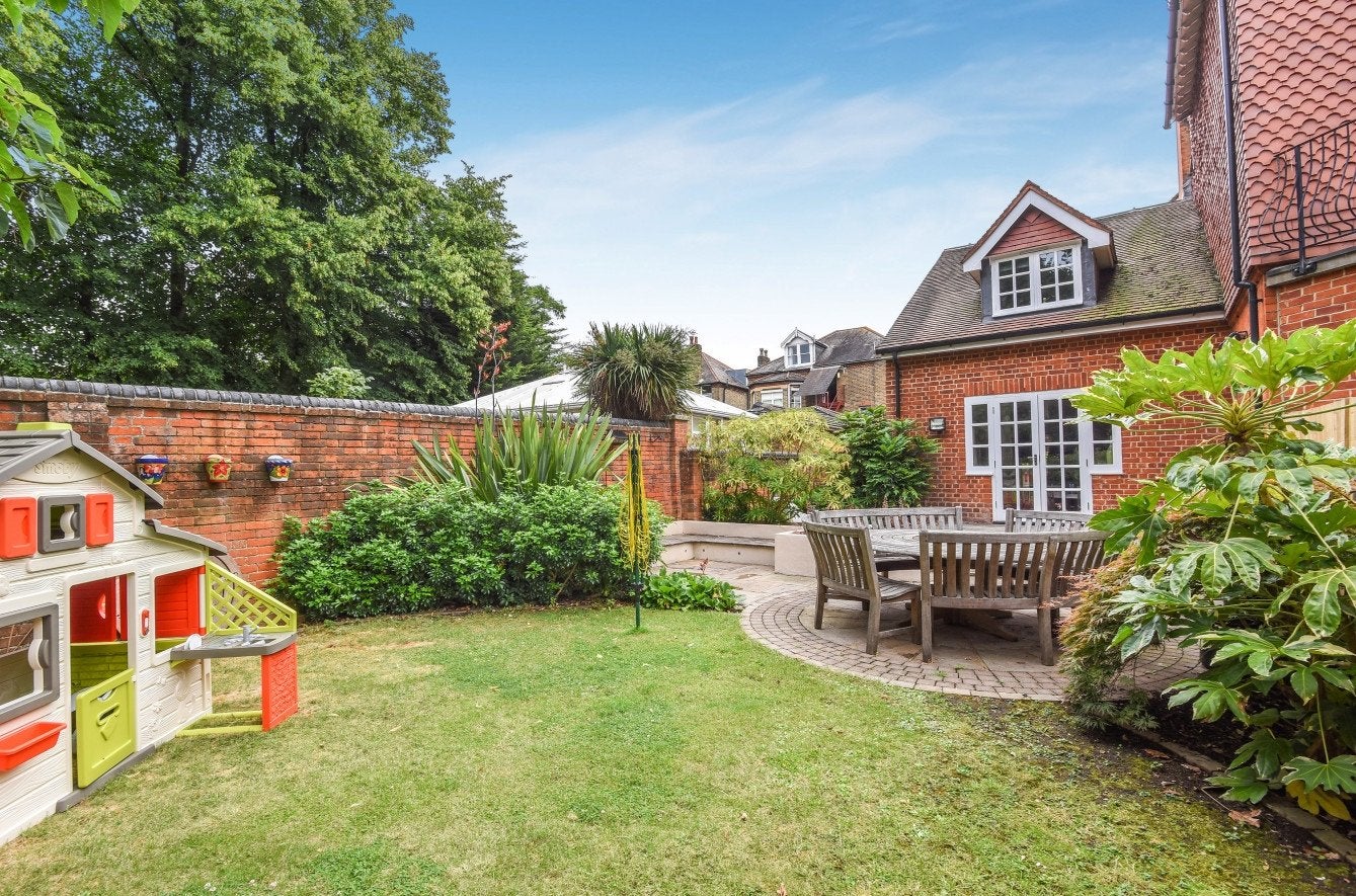 Flat Freelands Road in Greater London