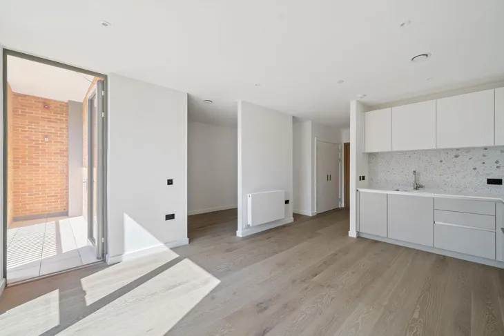 Flat Carnwath Road in Greater London