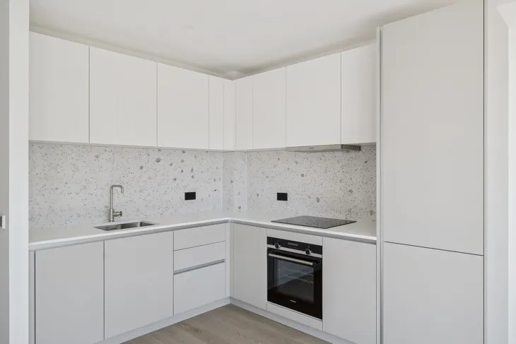 Flat Carnwath Road in Greater London