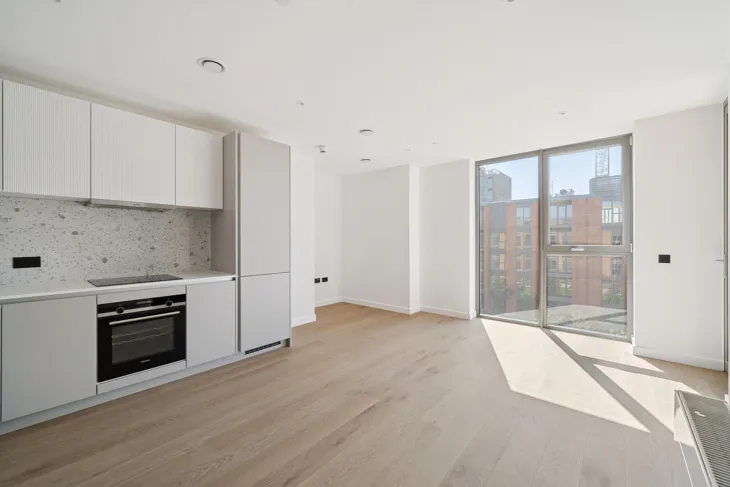 Flat Carnwath Road in Greater London