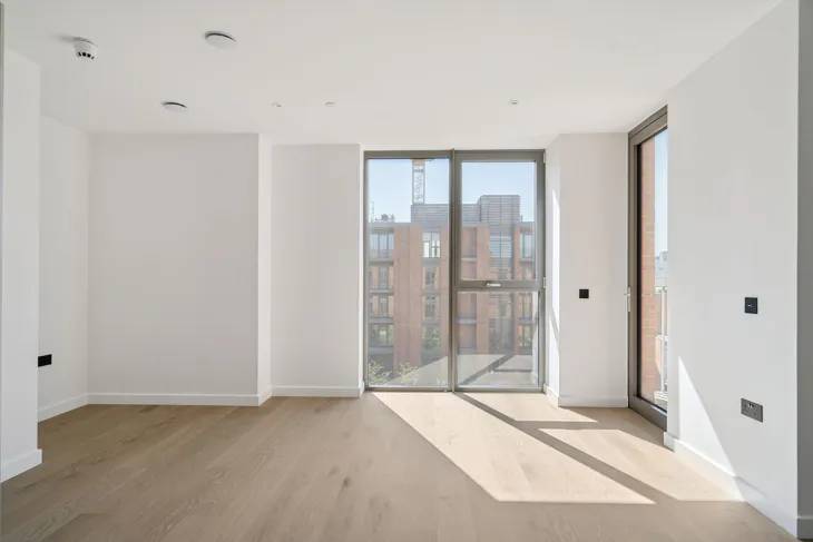 Flat Carnwath Road in Greater London