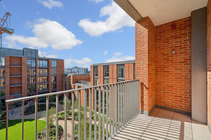 Flat Carnwath Road in Greater London