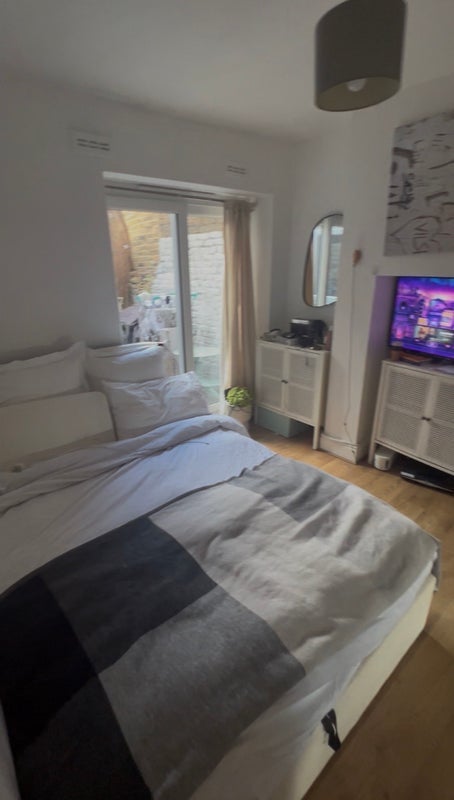 Room Munster Road in Greater London